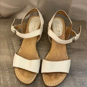 Born b.o.c cream and tan leather sandals size 7m